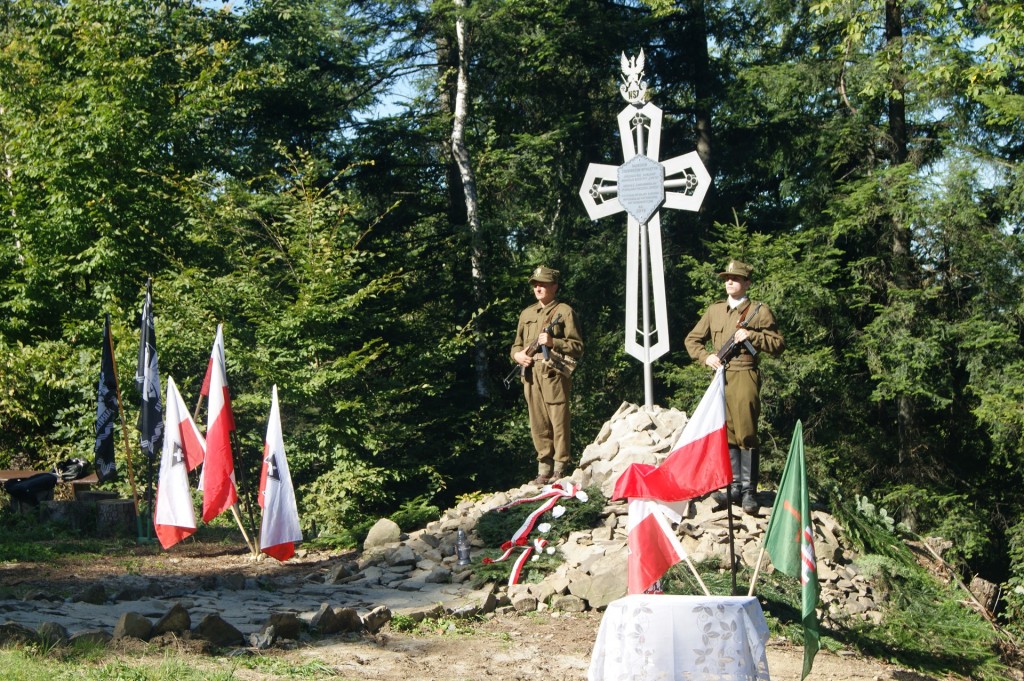 Uroczystość odsłonięcia i poświęcenia Krzyża Partyzanckiego w Kamionce Wielkiej.