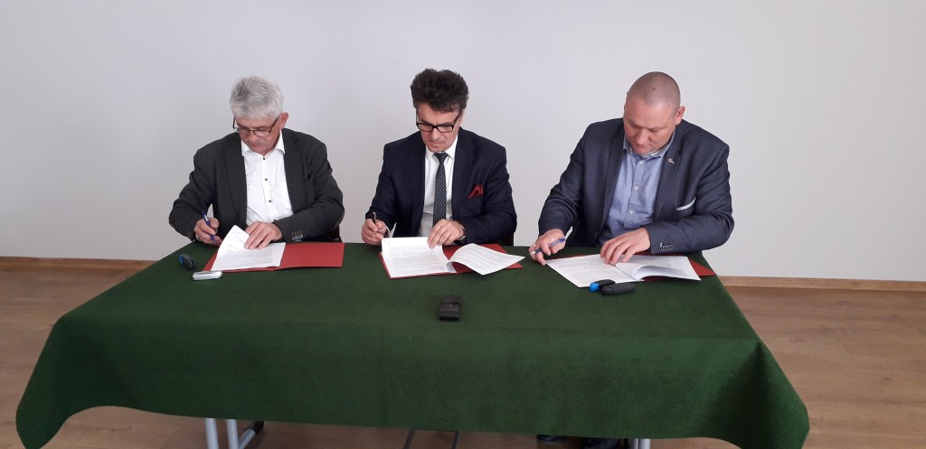 Podpisano umowę na wykonanie remontu dróg  gminnych  w Jamnicy i Mystkowie.