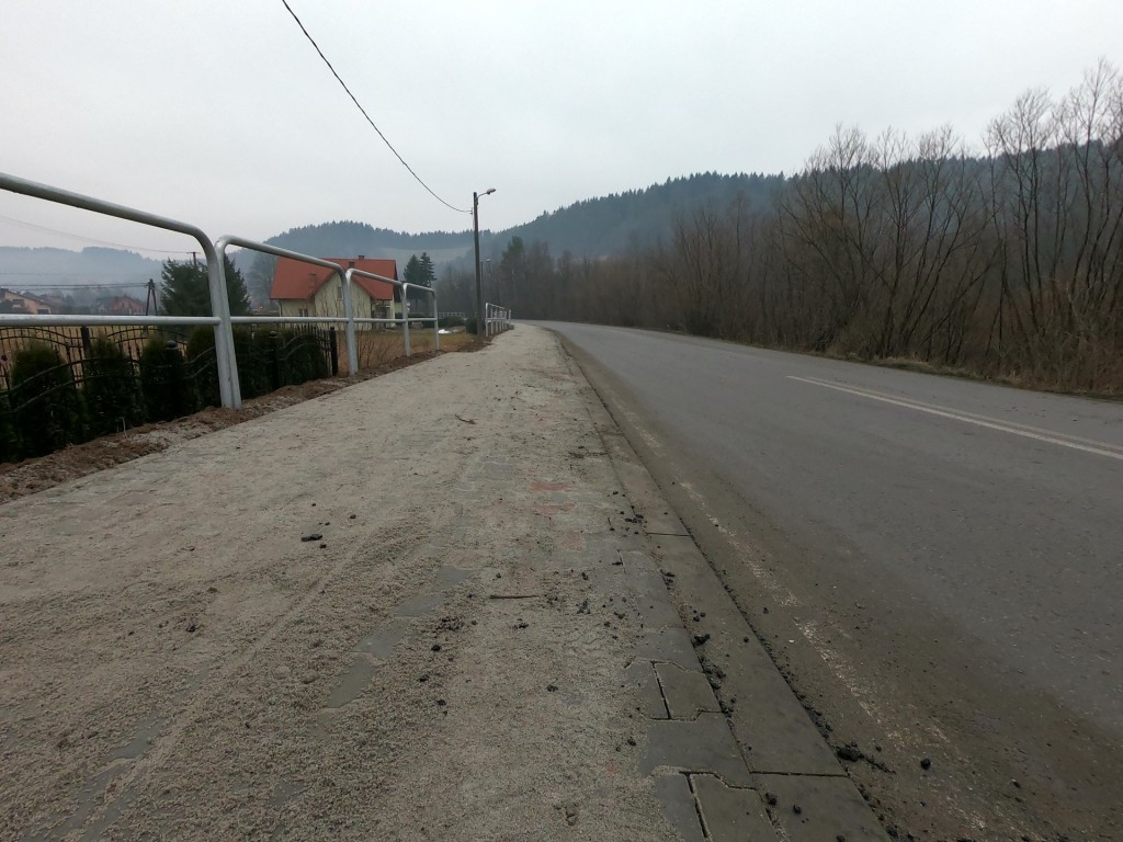 Budowa długo oczekiwanego chodnika na ostatniej prostej. Droga w Królowej Polskiej bezpieczniejsza.