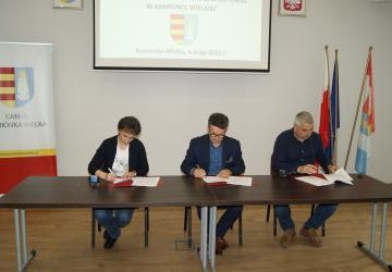 Podpisanie umowy na „Dokończenie budowy hali sportowej w Kamionce Wielkiej”