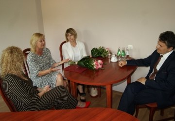 Wójt gminy składa gratulacje nowo wybranym  dyrektorom placówek oświatowych.