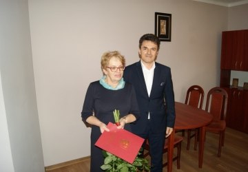 Podziękowania i życzenia dla wieloletniego Kierownika Ośrodka Pomocy Społecznej w Kamionce Wielkiej.