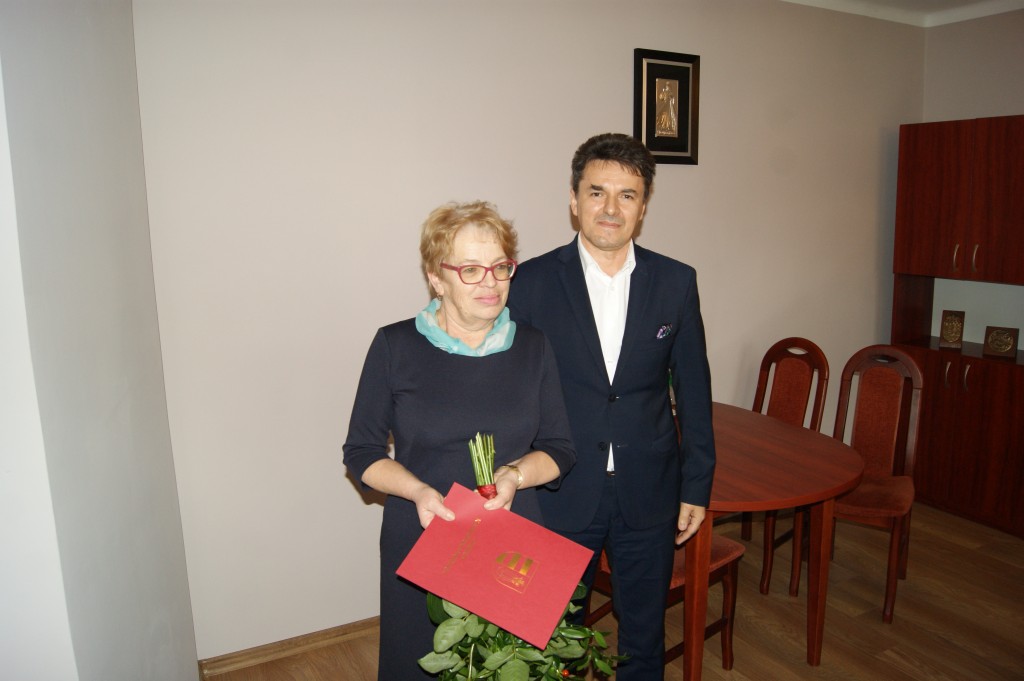 Podziękowania i życzenia dla wieloletniego Kierownika Ośrodka Pomocy Społecznej w Kamionce Wielkiej.