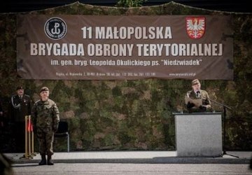KOLEJNI OCHOTNICY ZŁOŻĄ PRZYSIĘGĘ WOJSKOWĄ