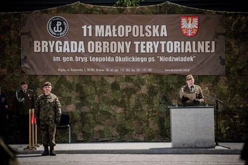 KOLEJNI OCHOTNICY ZŁOŻĄ PRZYSIĘGĘ WOJSKOWĄ