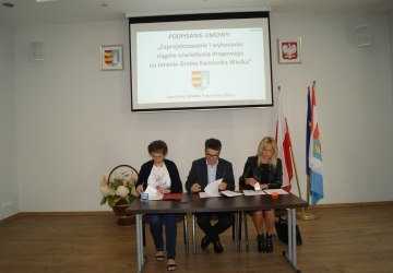 Podpisanie umowy na wykonanie oświetlenia drogowego w Kamionce Wielkiej.