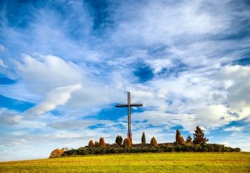 Uroczysta Msza Święta na wzgórzu św. Krzyża  w Mszalnicy