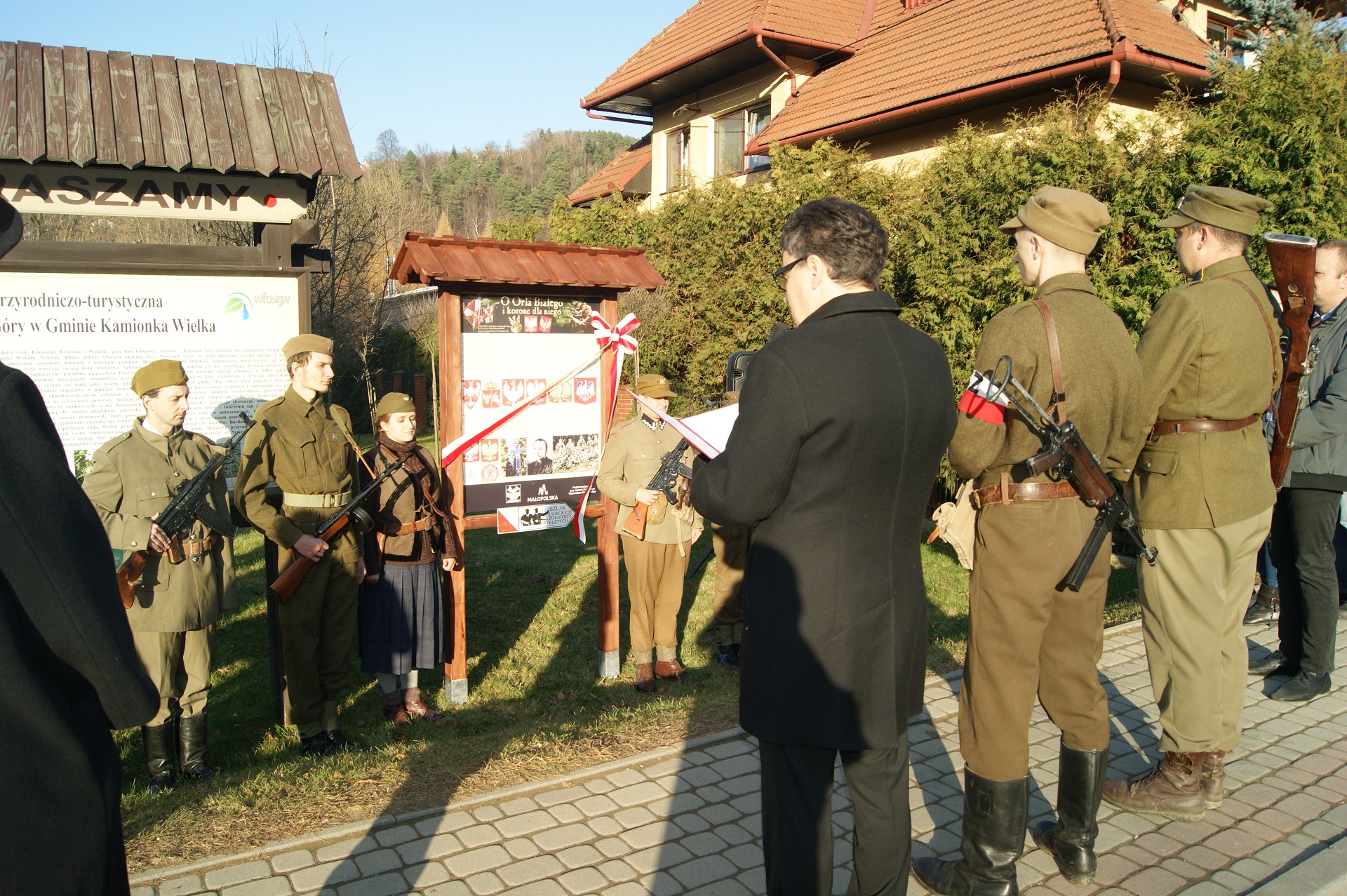 Odsłonięcie tablicy patriotycznej w Kamionce Wielkiej.