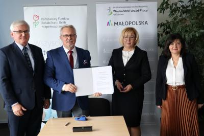 Od lewej Wicemarszałek Józef Gawron, dyrektor WUP - Jan Gąsienica-Walczak, dyrektor OM PFRON - Marta Mordarska, poseł Urszula Rusecka.JPG