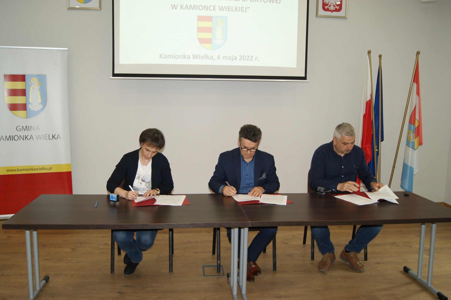 Podpisanie umowy na „Dokończenie budowy hali sportowej w Kamionce Wielkiej”