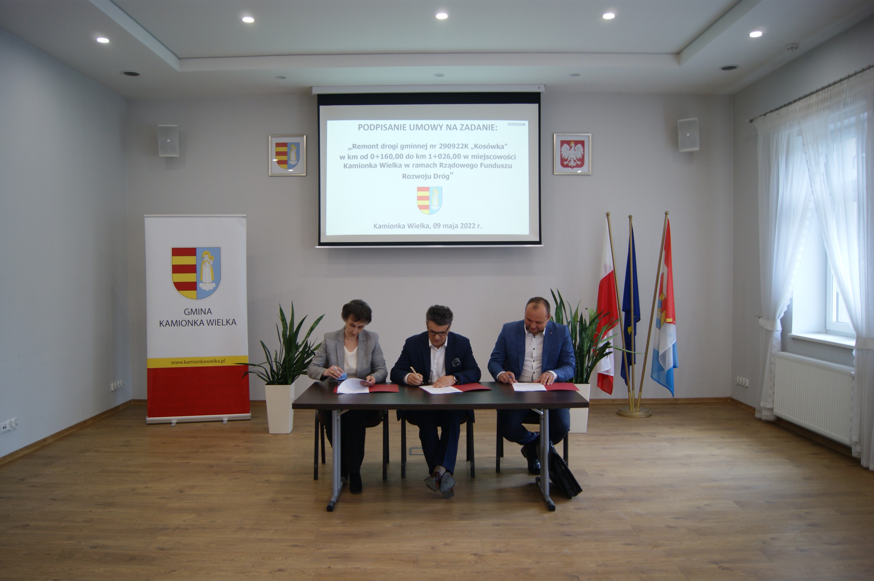 Podpisanie umowy na wykonanie remontu drogi Kosówka w Kamionce Wielkiej.