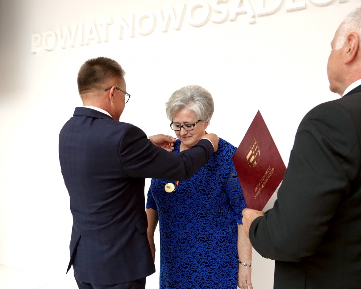 PANI ZOFIA PAWŁOWSKA Z KAMIONKI WIELKIEJ – W GRONIE OSÓB ZASŁUŻONYCH DLA ZIEMI SĄDECKIEJ.