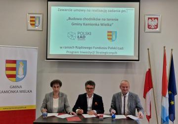 Podpisanie umowy na budowę chodników na terenie Gminy Kamionka Wielka