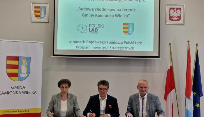Podpisanie umowy na budowę chodników na terenie Gminy Kamionka Wielka