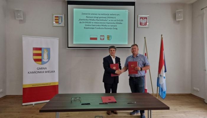 Wójt Andrzej Stanek podpisał umowę na remont drogi „Rachelówka”