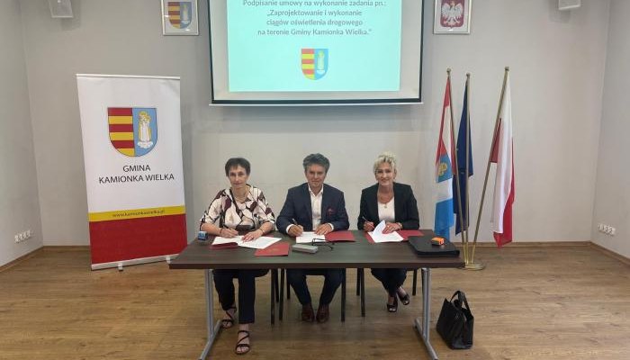 Podpisanie umowy na wykonanie ciągów oświetlenia drogowego na terenie Gminy Kamionka Wielka