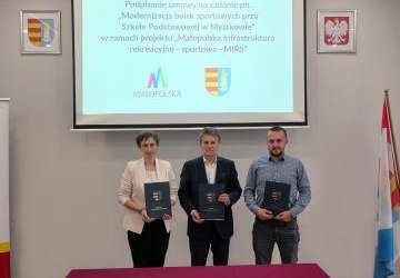 Rusza modernizacja boisk przy Szkole Podstawowej w Mystkowie. Inwestycja kosztować będzie prawie pół miliona złotych