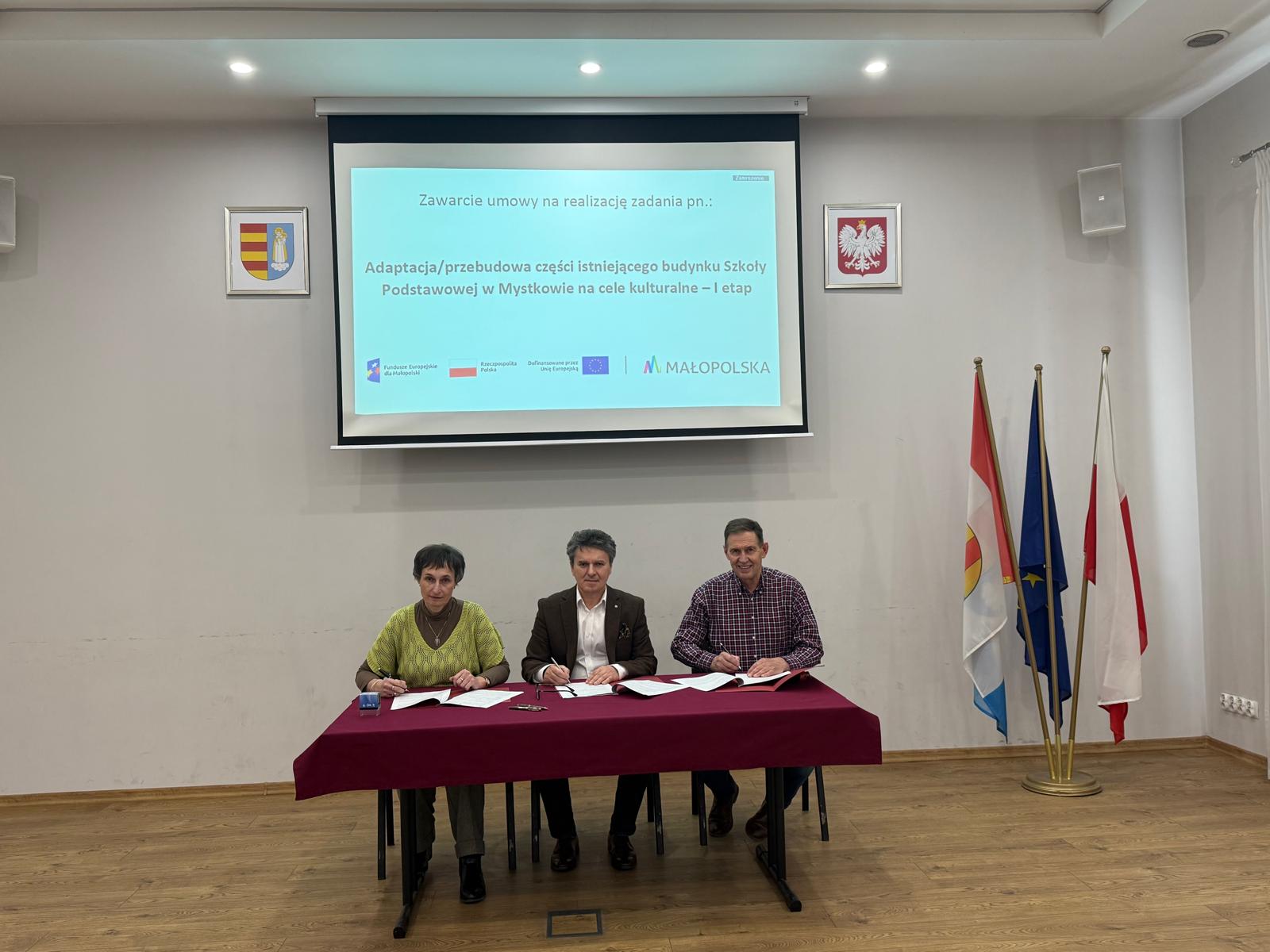 Umowa na „Adaptację/przebudowę części istniejącego budynku Szkoły Podstawowej w Mystkowie na cele kulturalne – I etap” - podpisana